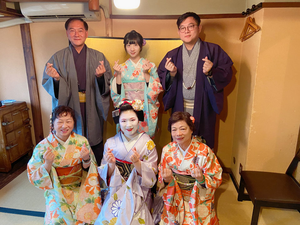 舞妓さんと記念撮影している写真