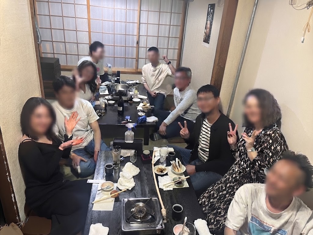 宴会でカラオケを歌うお客様に、手拍子で盛り上げている様子