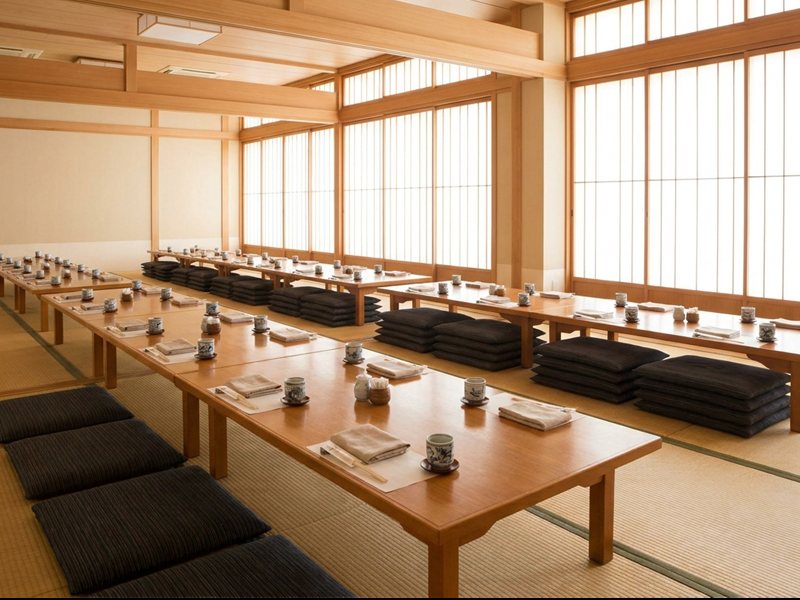 お客様をお迎えする前の、明るく片づいた和室の宴会場
