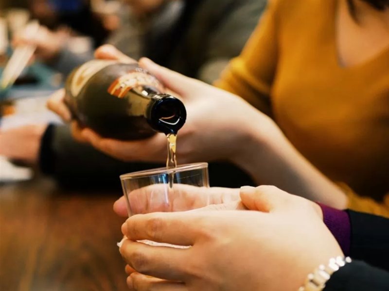 グラスにお酒を注いでいるところ
