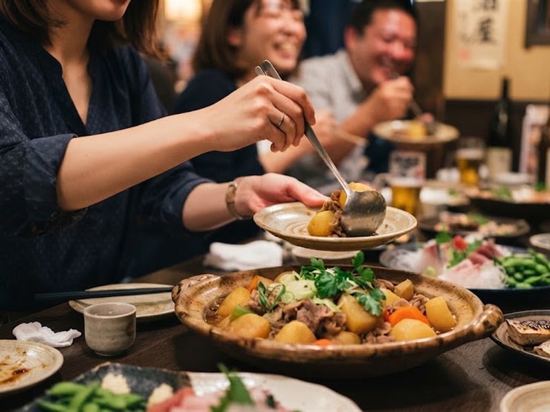 大皿のお料理を小皿に取り分けているところ